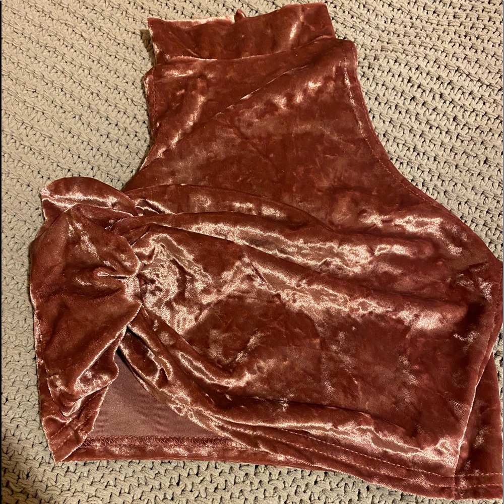 Woman’s Boohoo velvet top. Size 8